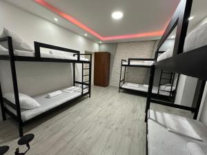 Voodi või voodid majutusasutuse Shesh Hostel toas