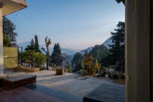 een kamer met uitzicht op een berg bij Dew Drops Homestay in Nainital