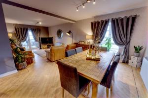 uma sala de estar com uma mesa de jantar e uma sala de estar em 6 Mariners Point em Hartlepool