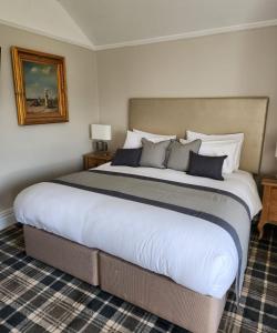 1 dormitorio con 1 cama grande en una habitación en The Ryebeck Hotel, en Bowness-on-Windermere