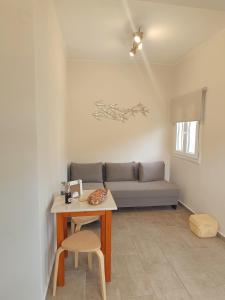 uma sala de estar com um sofá e uma mesa em Nesea 2 em Psérimos