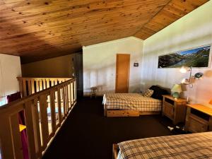 Zimmer mit 2 Betten und Holzdecke in der Unterkunft Résidence Jetay - 3 Pièces pour 7 Personnes 464 in Les Menuires