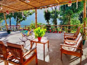 a patio with chairs and a table with a plant on it at Villa Juliana in Soatá