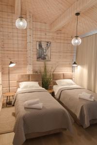 um quarto com duas camas e duas luzes em Hipo House em Utena