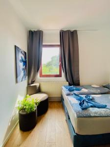 1 dormitorio con 2 camas y ventana en Family House in Am Schöpfwerk area, en Viena