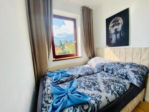 Un dormitorio con una cama con arcos azules. en Family House in Am Schöpfwerk area, en Viena