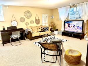 TV at/o entertainment center sa Scorpion Hiuse Langley ROOM B