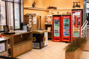 uma loja com duas máquinas de cocacola numa loja em Hotel Bons Tempos em Rio Verde