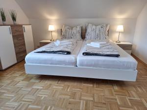 een slaapkamer met 2 bedden en 2 nachtkastjes bij Ferienhaus Wolfi in Eberndorf