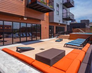 ein Gebäude mit einer orangefarbenen Couch vor einem Gebäude in der Unterkunft Gorgeous 1 Br Apt Downtown With Hot Tub! in Des Moines