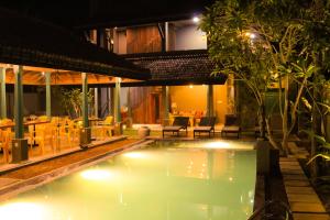 Bazén v ubytování The Chariot Hikkduwa Resort nebo v jeho okolí