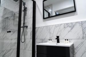 La salle de bains est pourvue d'un lavabo et d'un miroir. dans l'établissement Midsummer Apartments "Free On-Site Parking & Sky TV", à Peterborough