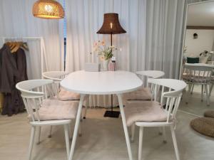 - une table et des chaises blanches dans la chambre dans l'établissement Cottenbeach2, à Sokcho