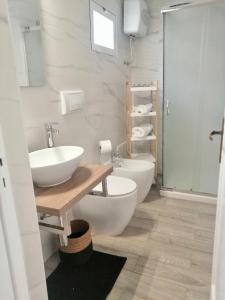a bathroom with a sink and a toilet and a tub at La Casa verde in Galatone +13 photos