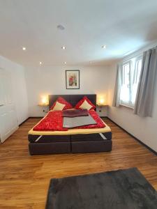 ein Schlafzimmer mit einem großen Bett in einem Zimmer in der Unterkunft Bopparder Schmuckhäusschen in Boppard