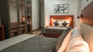 Habitación de hotel con cama y baño en Hotel Sacha Golden, en Otavalo