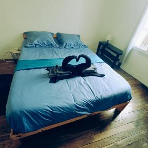 Una cama o camas en una habitación de Cosy bleu proche arena JO (Bercy), RER C, métro 7