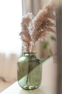 黑爾騰的住宿－Soulplace Herten - warm & gemütlich，一张玻璃瓶,上面放着羽毛,坐在桌子上