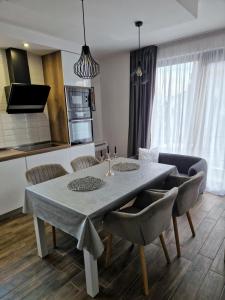 y cocina con mesa de comedor y sillas. en Sunny Apartment, en Blagoevgrad