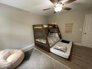 Двухъярусная кровать или двухъярусные кровати в номере Dancing Bear Getaway Black Mountain