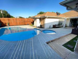 una piscina frente a una casa en Vacation Home with Private Pool en Dallas
