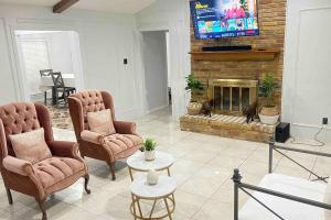 - un salon avec deux chaises et une cheminée dans l'établissement Vacation Home with Private Pool, à Dallas