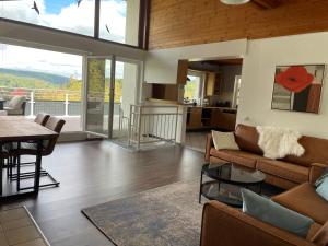 a living room with a couch and a table at Ferienhaus Chalet Andante in Hannoversch Münden