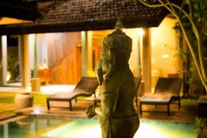Bazén v ubytování The Chariot Hikkduwa Resort nebo v jeho okolí