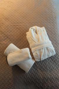 um par de toalhas deitado numa cama em Hipo House em Utena
