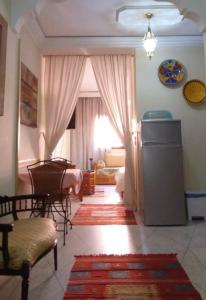 Appartement Wassim - Gueliz في مراكش: غرفة معيشة مع سرير واريكة