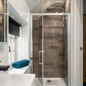 y baño con ducha y lavabo blanco. en Coach House by Coppergate Grimsby, en Great Coates