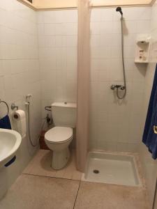 La salle de bains est pourvue de toilettes et d'un lavabo. dans l'établissement Appartement Wassim - Gueliz, à Marrakech
