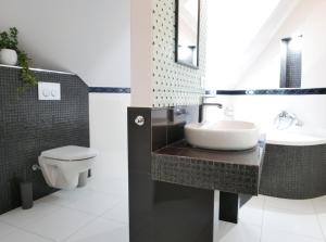 y baño con lavabo y aseo. en Downtown Luxury apartman, en Szentendre