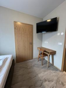 TV i/ili multimedijalni sistem u objektu Hótel Skógafoss by EJ Hotels