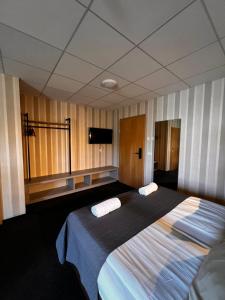 um quarto de hotel com duas camas e uma televisão em Hótel Skógafoss by EJ Hotels em Skogar