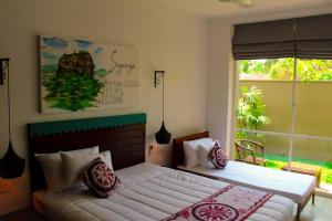 Säng eller sängar i ett rum på The Chariot Hikkduwa Resort