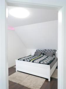 Un pat sau paturi într-o cameră la Szentendre Belváros Luxury apartman