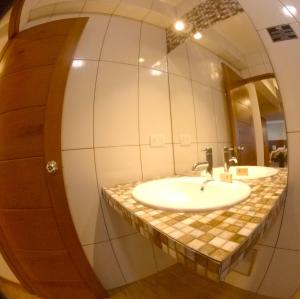baño con 2 lavabos y espejo grande en Hotel Esencia Suites, en Lima