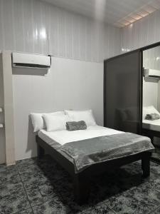 ein Schlafzimmer mit einem großen Bett und einem Spiegel in der Unterkunft Casa Buen Agüero in San Antonio