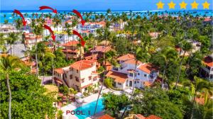 uma vista aérea de um resort com casas e o oceano em CARAIBICO DELUXE Beach Club & SPA em Punta Cana
