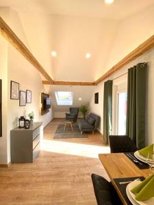 Posezení v ubytování Moderne DG-Wohnung im Günztal