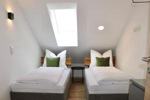 מיטה או מיטות בחדר ב-Moderne DG-Wohnung im Günztal