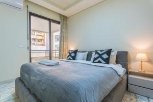 Postel nebo postele na pokoji v ubytování Crest 3-Bedroom Apt in Hamra W- 24-7 Power