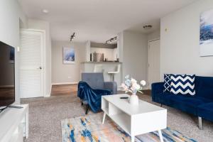 sala de estar con sofá azul y mesa en Corporate Housing by MGM en Gurnee
