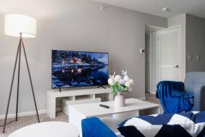 En tv och/eller ett underhållningssystem på Corporate Housing by MGM