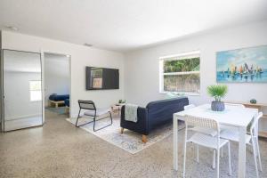 Posezení v ubytování Lovely 2 bed 1 Bath near Las Olas W/Free parking!