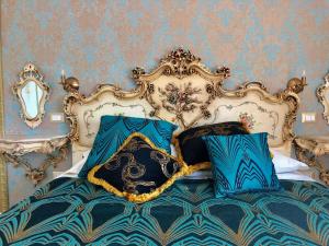a bedroom with a bed with blue and black pillows at Pensiunea DolceVita in Măldăreşti