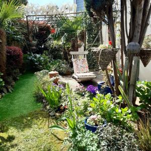 um jardim com um ramo de plantas e flores em Chambre et jardin em Baiona