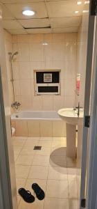 Imagen de la galería de Cozy room with sharing washroom, en Abu Dabi