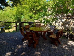 drewniany stół i krzesła na dziedzińcu w obiekcie Country House Cozzena w mieście Maslianico